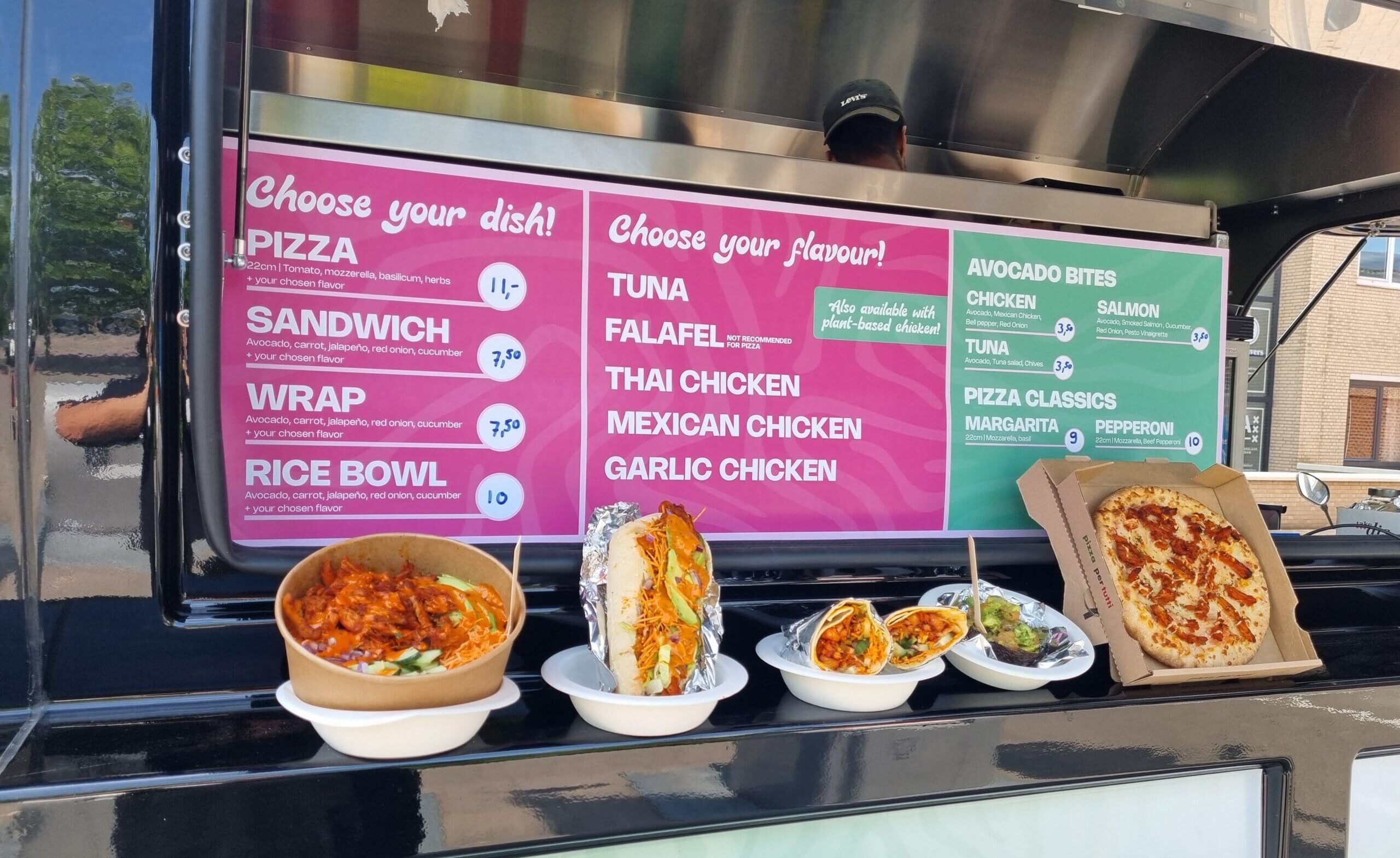 Alle gerechten van de Amazing Fusion foodtruck uitgestald, inclusief bowls, pizza’s, sandwiches, wraps, salades en smoothies.